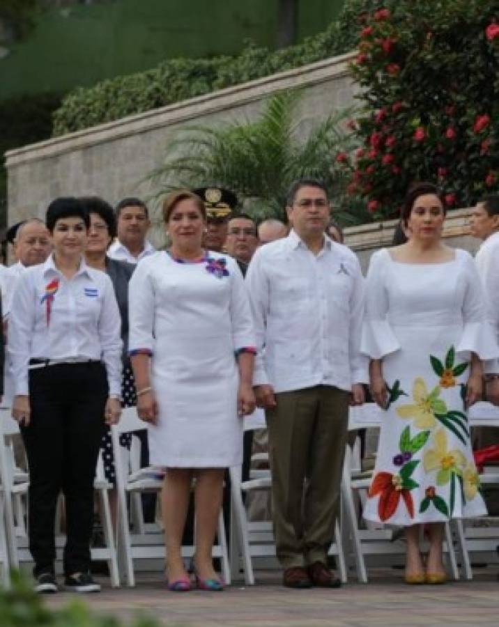 Ceremonia del grito de Independencia en la Plaza de las Banderas del Banco Centroamericano de Integración Económica (BCIE).