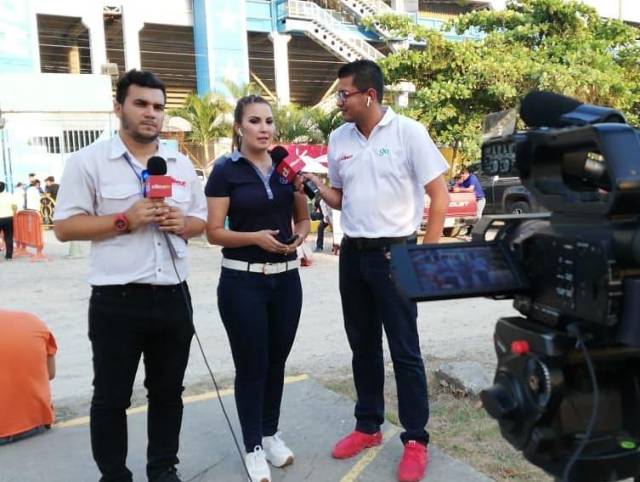 Fredy Nuila junto a Jenny Fernández y Jorge Fermán en una cobertura en el estadio Olímpico de San Pedro Sula.