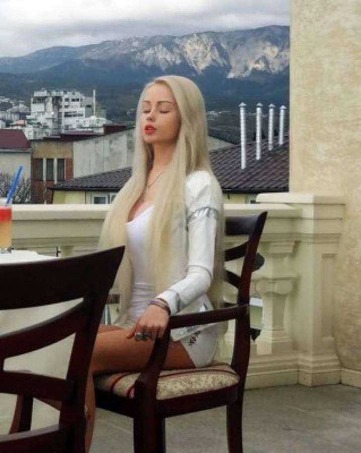 'Barbie humana' asusta a seguidores filmándose de forma extraña