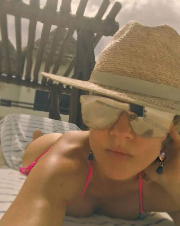 ¡Más sensual que nunca! Fey reaparece a sus 44 años con infartantes fotos en bikini