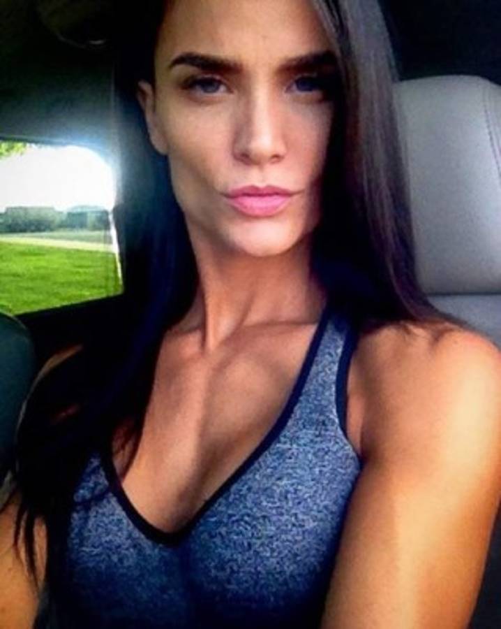 Profesora publicó una sensuales fotografías en Instagram y desató la polémica en su colegio