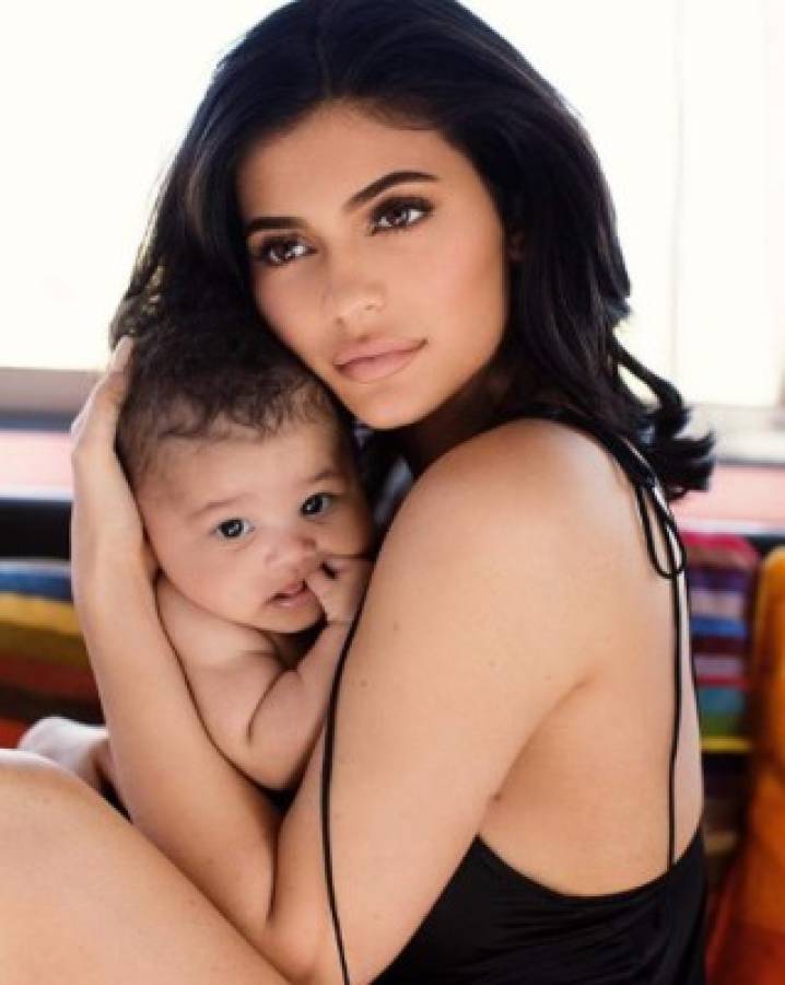 Kylie Jenner muestra su lado maternal en sesión de fotos junto a Stormi