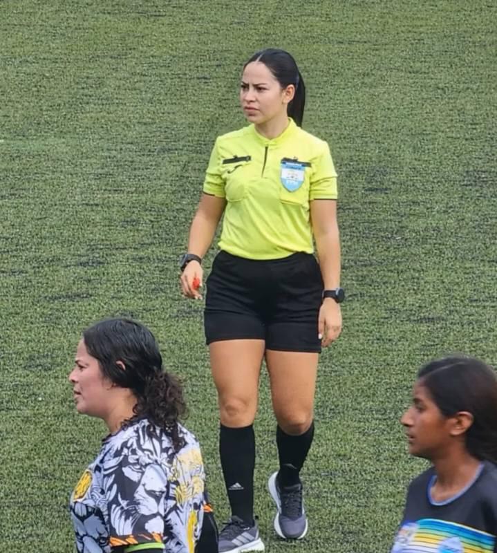 Nolvia Hernández, la hermosa árbitra hondureña que roba suspiros en redes sociales