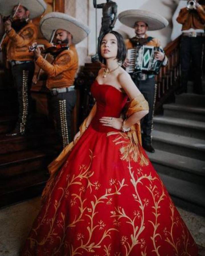 FOTOS: ¿Cuánto cuestan y quién hace los espectaculares vestidos de Ángela  Aguilar?