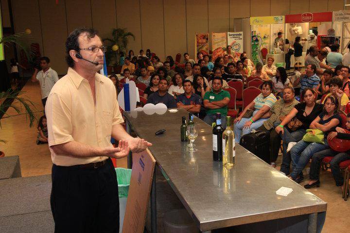Como cada año desde 2010, Expocentro será sede de la expo más famosa y reconocida de Honduras. En la imagen, Gastone Zampieri, experto en vinos, dando su charla.