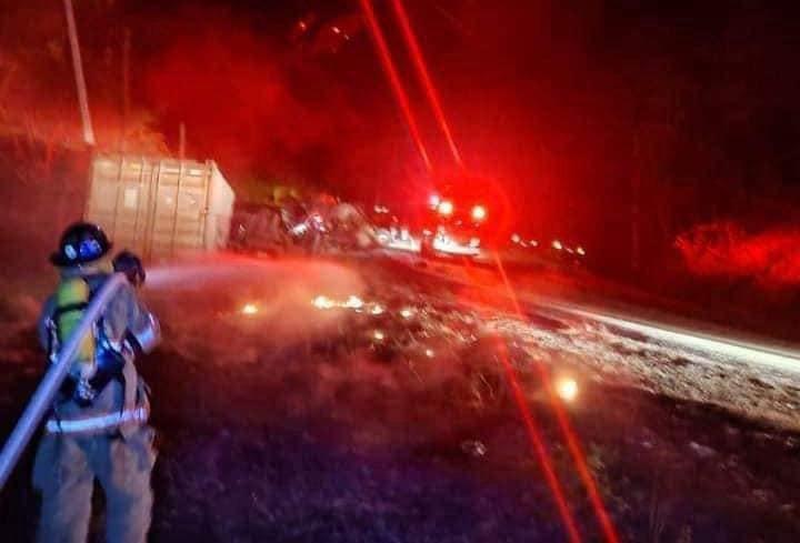 Atrapados entre amasijos de hierros: tres choques fatales en sábado trágico en Honduras