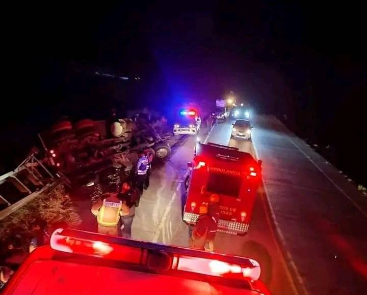Atrapados entre amasijos de hierros: tres choques fatales en sábado trágico en Honduras
