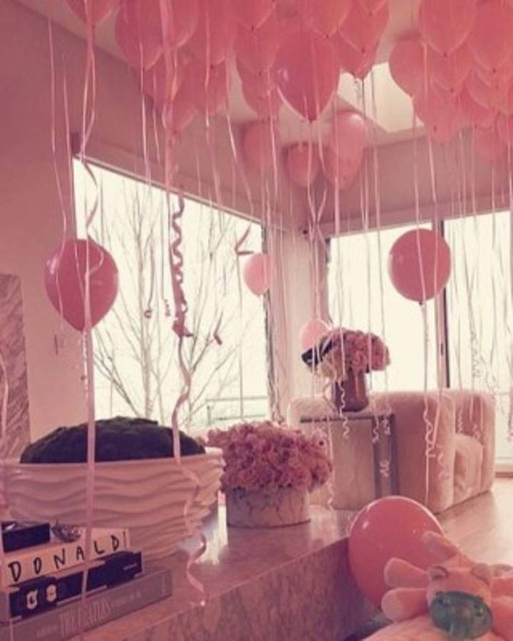 Los detalles en el interior de la habitación son rosados.