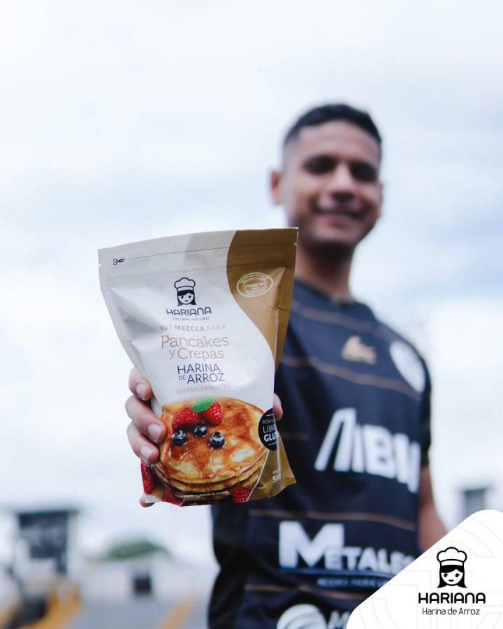 Fue actor y llegó con su bella novia: Así fue el primer día de Carlos Pineda en su nuevo equipo