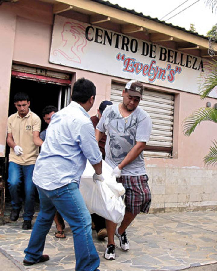 Encapuchados acribillan a mujer en sala de belleza