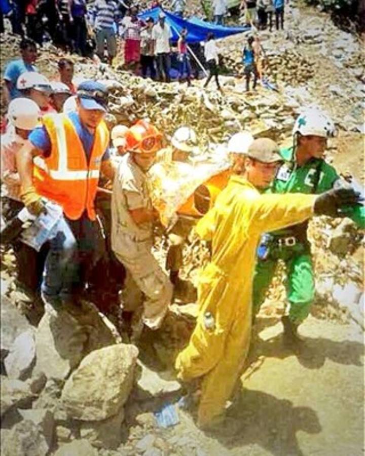 Socorristas rescatan a tres de los mineros en el sur de Honduras