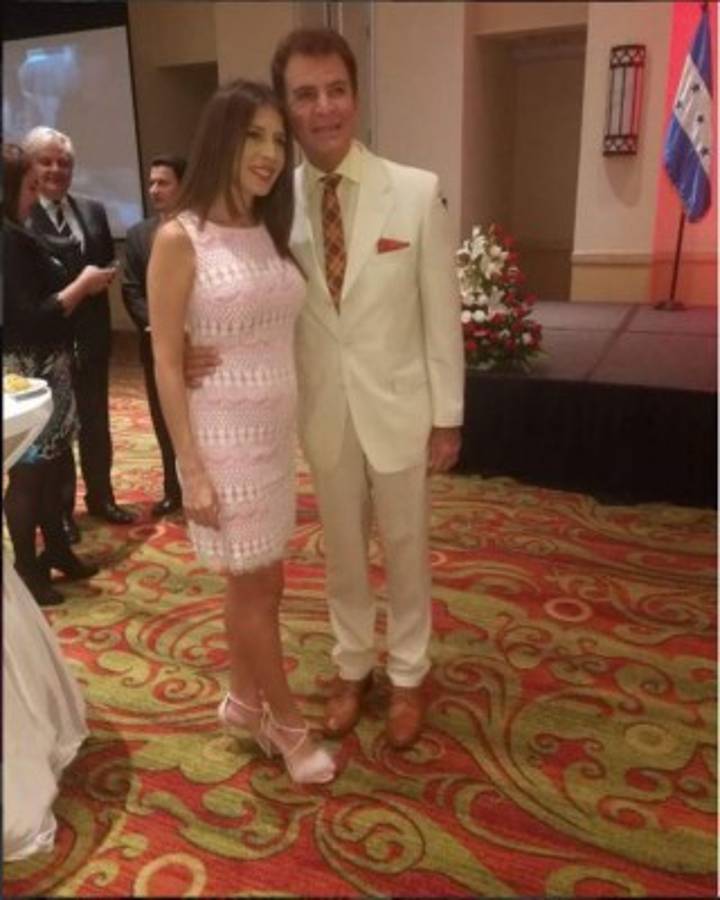 Iroshka Elvir muestra el primer ultrasonido de su bebé con Salvador Nasralla