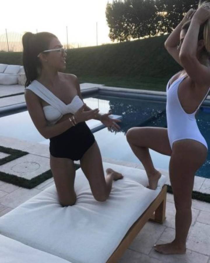 Kourtney Kardashian publica sensual foto en traje de baño junto a su hermana Kim