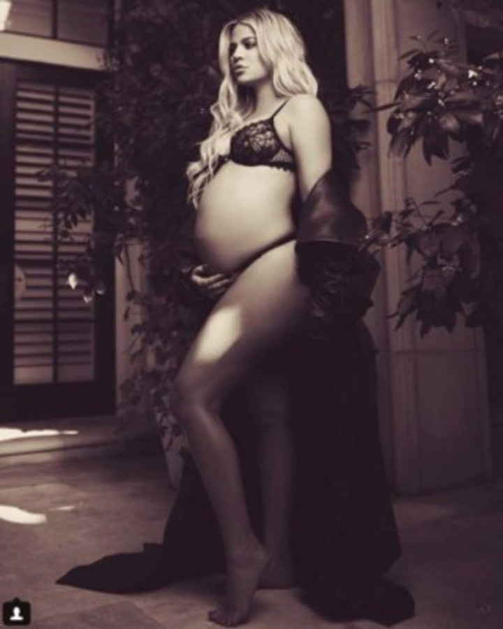 Khloé Kardashian posa en lencería y muestra su avanzado estado de embarazo