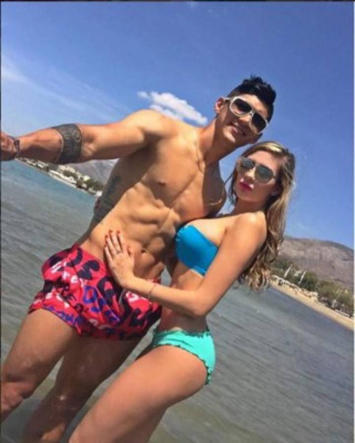 Novia de Alan Pulido muestra su gusto por las armas de fuego