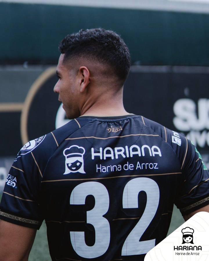 Fue actor y llegó con su bella novia: Así fue el primer día de Carlos Pineda en su nuevo equipo