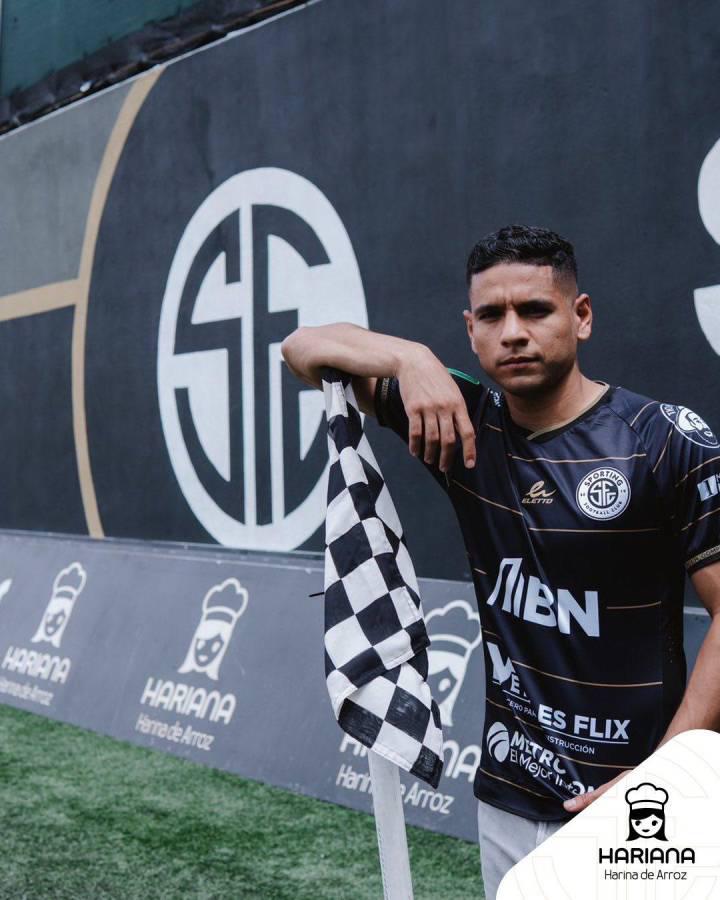 Fue actor y llegó con su bella novia: Así fue el primer día de Carlos Pineda en su nuevo equipo