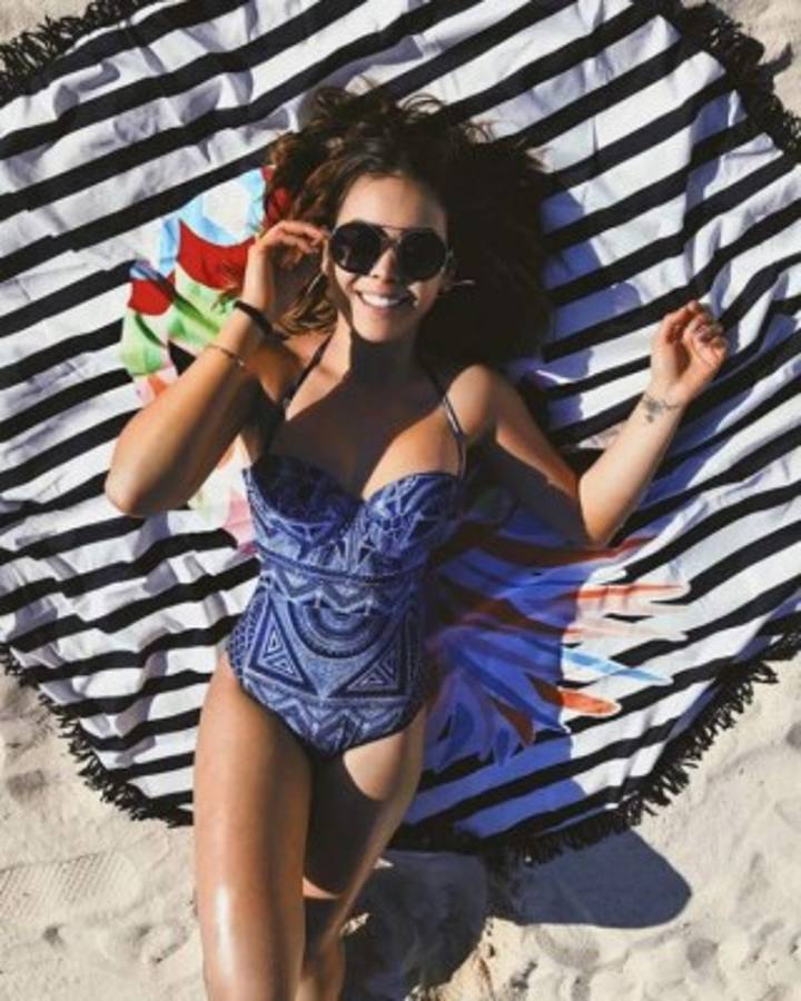 Sexy atuendo deportivo deja al descubierto las tonificadas piernas de Danna Paola