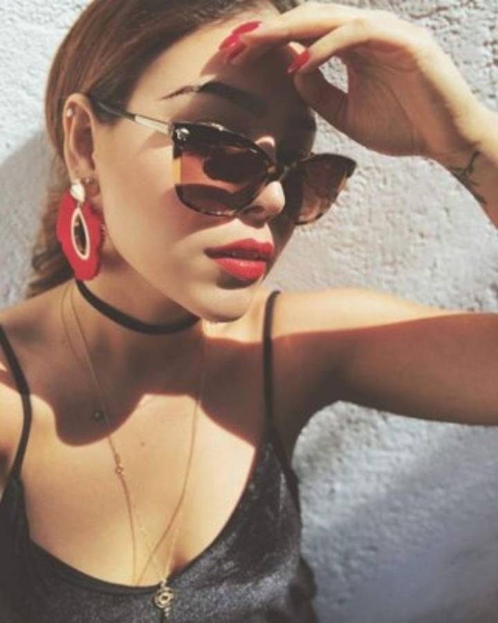 Sexy atuendo deportivo deja al descubierto las tonificadas piernas de Danna Paola