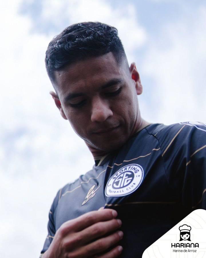 Fue actor y llegó con su bella novia: Así fue el primer día de Carlos Pineda en su nuevo equipo