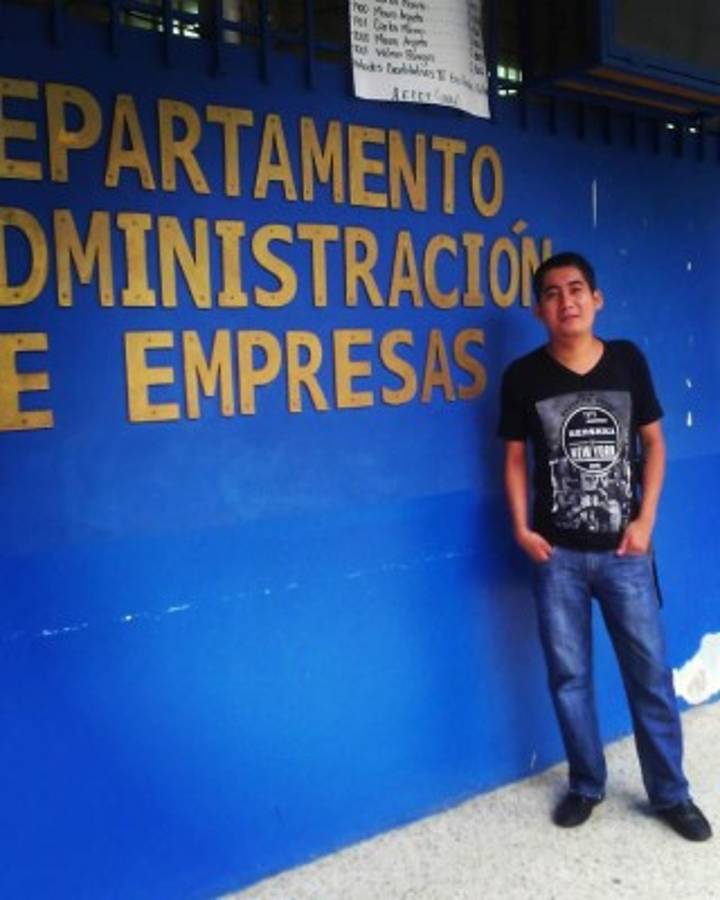 El universitario lustrabotas que trabaja duro para cumplir su sueño emprendedor