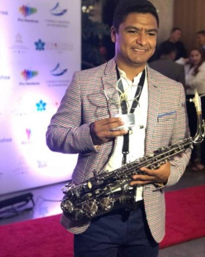 Presidente Juan Orlando Hernandez entregó reconocimiento al artista Pilo Tejeda