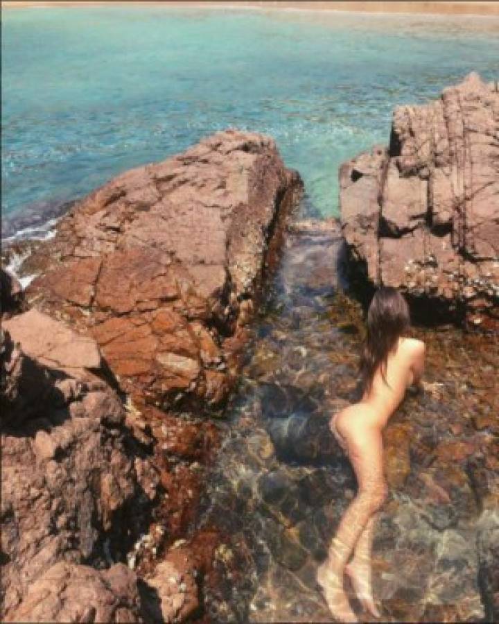 Emily Ratajkowski baña desnuda en las playas de México