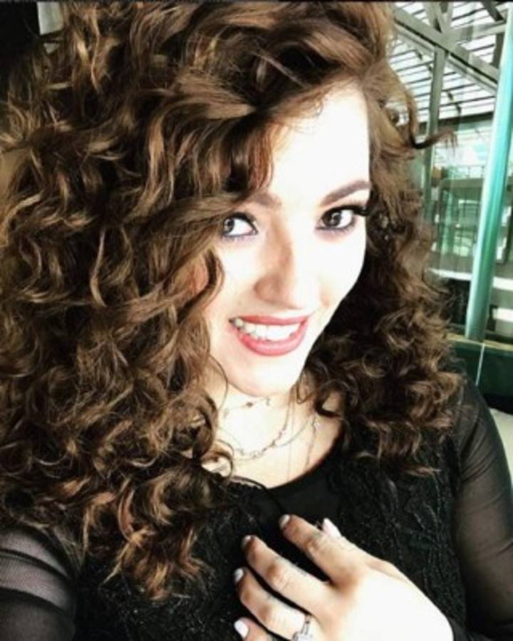 La hondureña quiso darse un toque en el cabello y los colochos le quedaron perfectos.