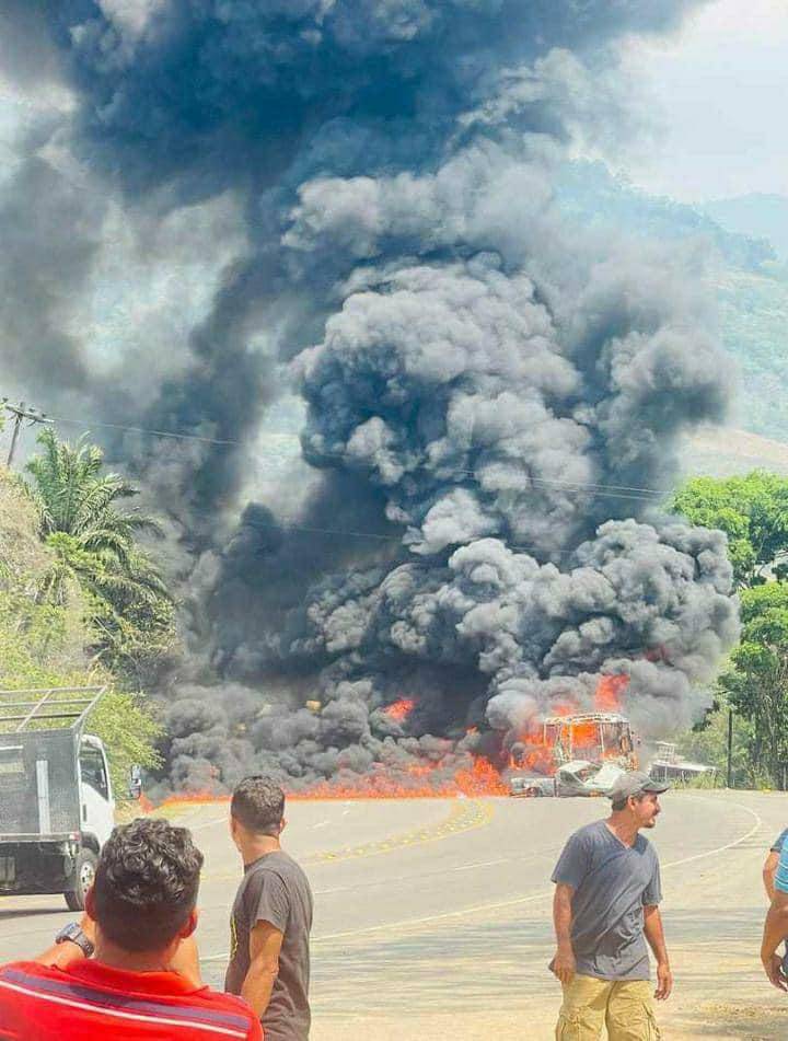 Las impactantes imágenes que dejó el percance luego de que las llamas arrasaran con ambos vehículos.