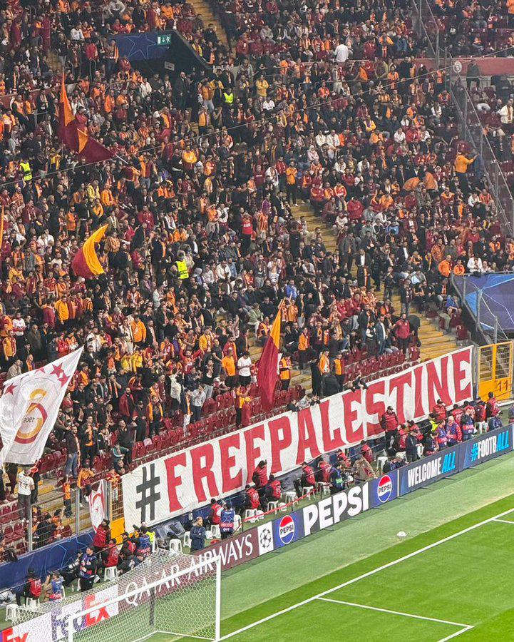 Polémica por gol anulado a Galatasaray, pancartas en el estadio y se disculpa con Lamine