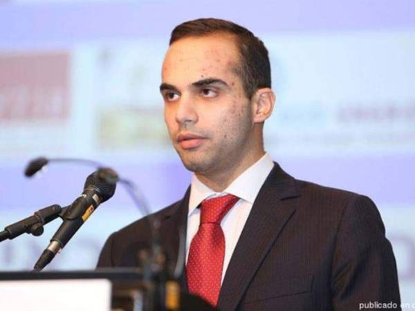 Manafort se presentó la mañana del lunes voluntariamente en la oficina local del FBI (la policía federal estadounidense) en Washington, acompañado de un hombre que no fue identificado, después de recibir una orden para entregarse.