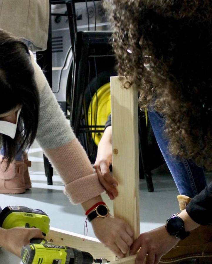 Las jóvenes preparan desde la base hasta los detalles más delicados de la decoración.