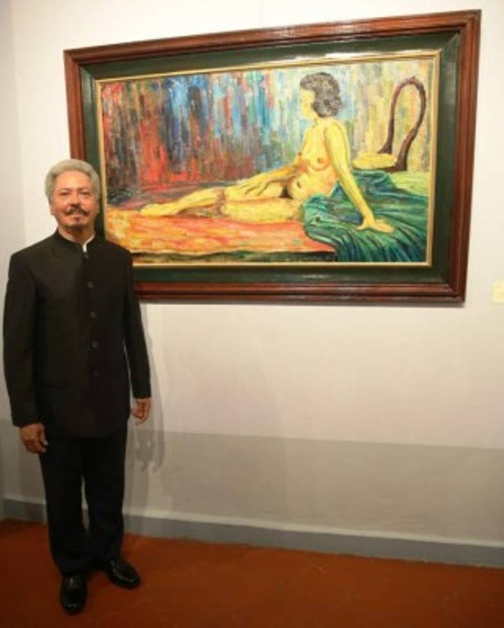 El artista Julio Visquerra junto a su obra 'Modelo', pieza que presentó en su examen final en la Escuela Nacional de Bellas Artes, en 1965. Foto: Jimmy Argueta / El Heraldo.