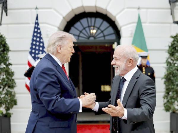 Diplomacia. El presidente de Brasil, Luiz Inácio Lula da Silva, saluda al presidente de los Estados Unidos, Donald Trump, durante su visita a la Casa Blanca el jueves en Washington. Lula afirmó que la reunión que tuvo con Trump sirvió para dar un paso importante en la relación entre ambos países.