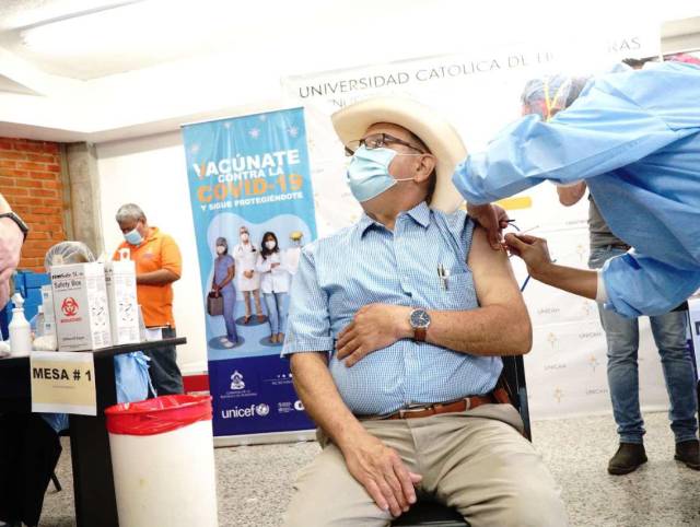 Vacuna contra el covid: Analizan aplicar la segunda dosis de refuerzo a mayores de 40 años en Honduras
