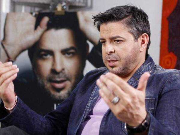 El salsero nicaragüense Luis Enrique durante una entrevista en Miami. Luis Enrique se salió de su zona de confort y fue recompensado. Foto: AP.