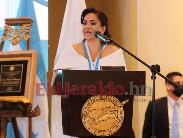 Enma Calderón recibe el premio Álvaro Contreras del Colegio de Periodistas de Honduras