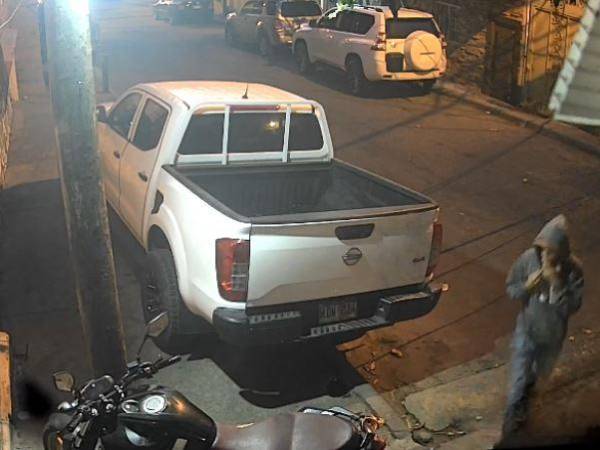 Las autoridades analizarán el video para identificar y ubicar al sospechoso de robo.