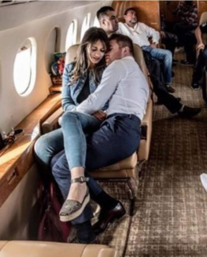 A la pareja no le importó darse amor frente a los demás que viajaban en el avión. Foto: Instagram/Al Rojo Vivo
