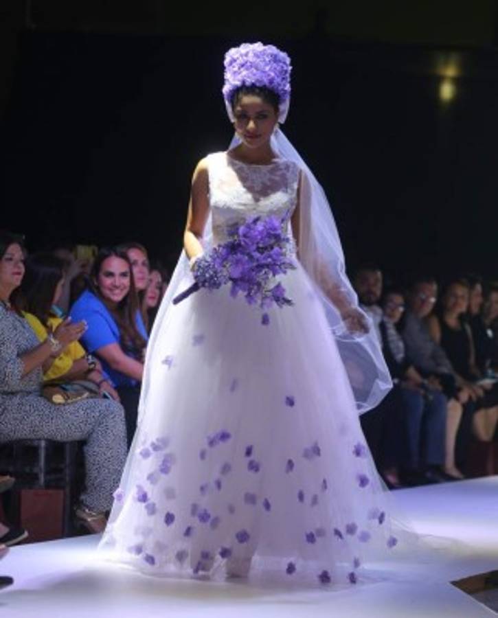 Elegancia y sobriedad iluminaron pasarelas de Piso Diez Diseño