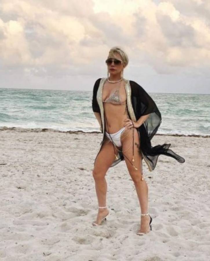 Lady Gaga calienta las redes con diminuto bikini y sexys tatuajes