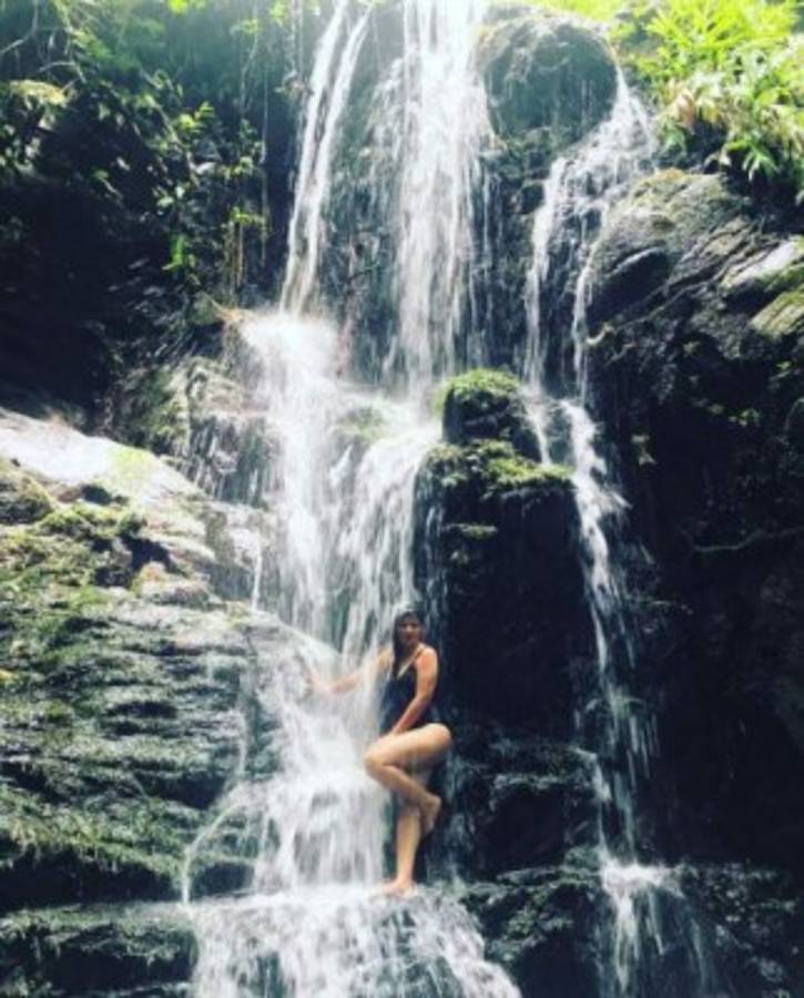 Samantha Velásquez enciende las redes con sensuales fotos en traje de baño