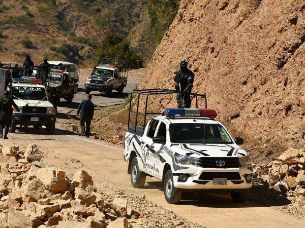 <b>PROTESTAS.</b> Policías y militares limpian carreteras bloqueadas en el occidente y centro de Bolivia luego que el Parlamento validó el decreto presidencial que declaró el estado de excepción para levantar los bloqueos de carreteras.