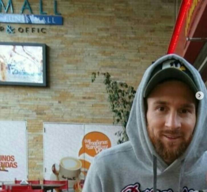Messi visita un mall en Argentina para tomarse una foto tamaño carné y causa furor entre los empleados