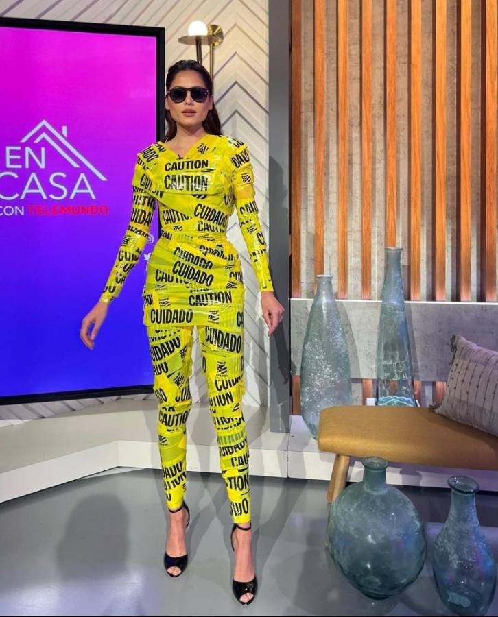 La modelo decidió lucir el creativo atuendo durante el programa En casa con Telemundo.
