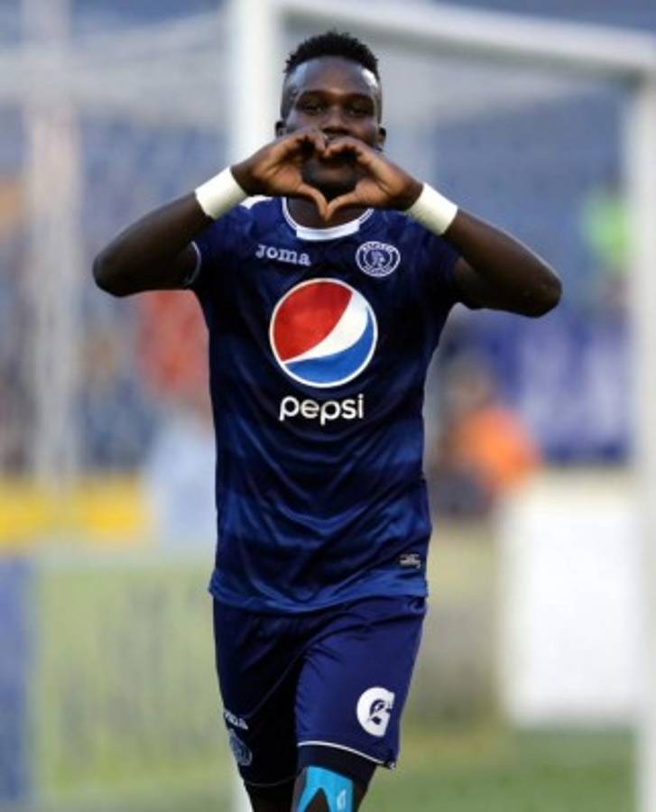 Rubilio Castillo también tiene claro donde mandar los balones cuando cobra penales.