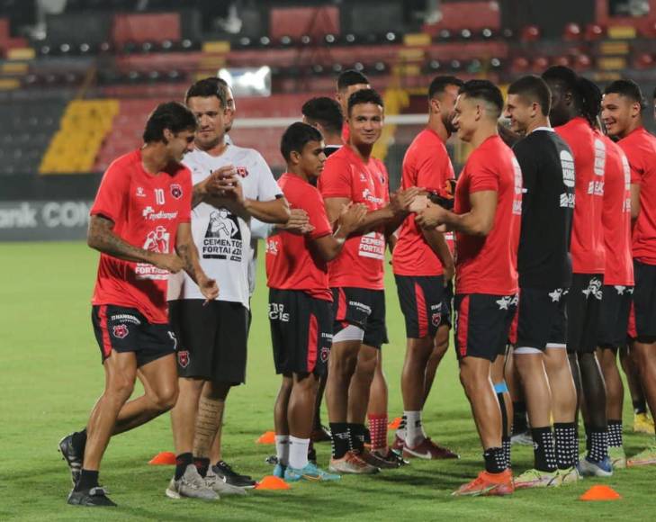 Entre sonrisas, bromas y un pasillo especial a Bryan Ruiz, así entrenó el Alajuelense