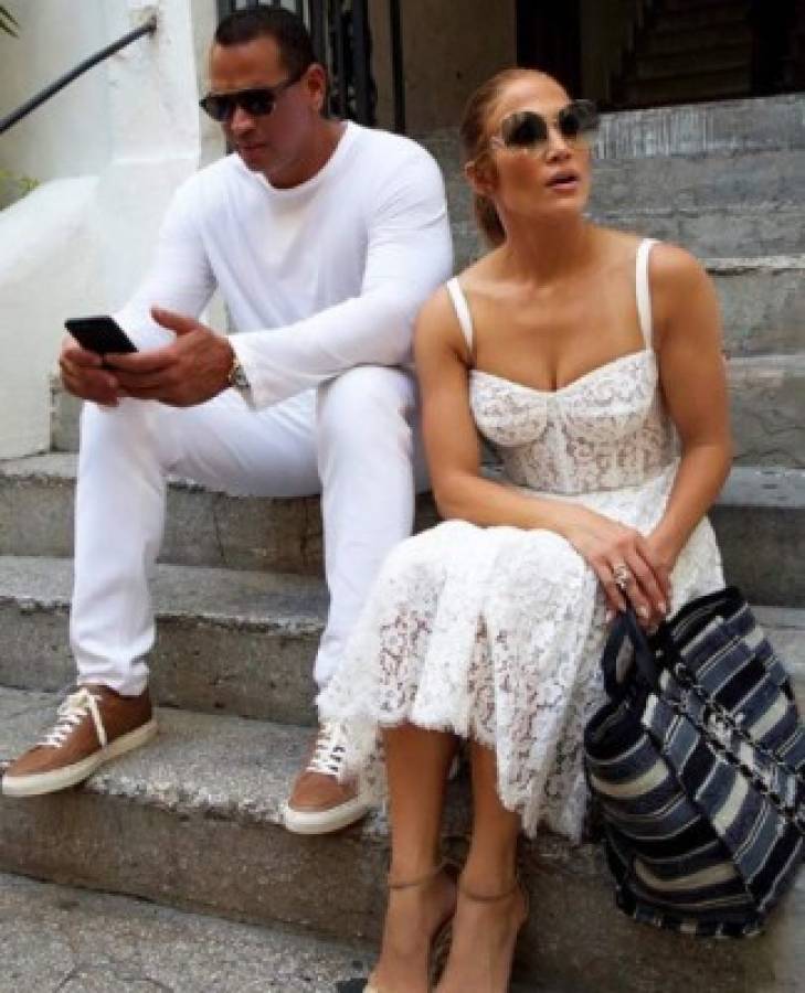 El vestido blanco que Jennifer López usó para comprar frutas en Italia arrasa en Instagram