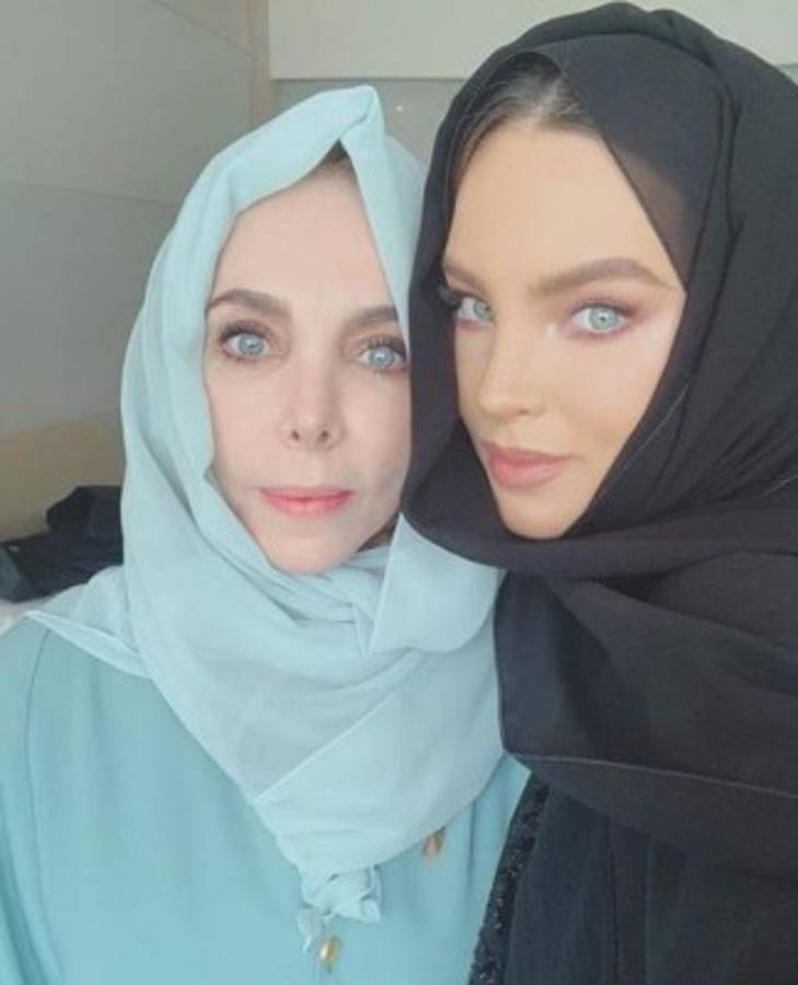 La madre de Belinda junto a la guapa artista. Foto Instagram @belindapop
