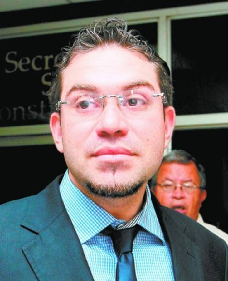 Proponen prohibir cobro en dólares